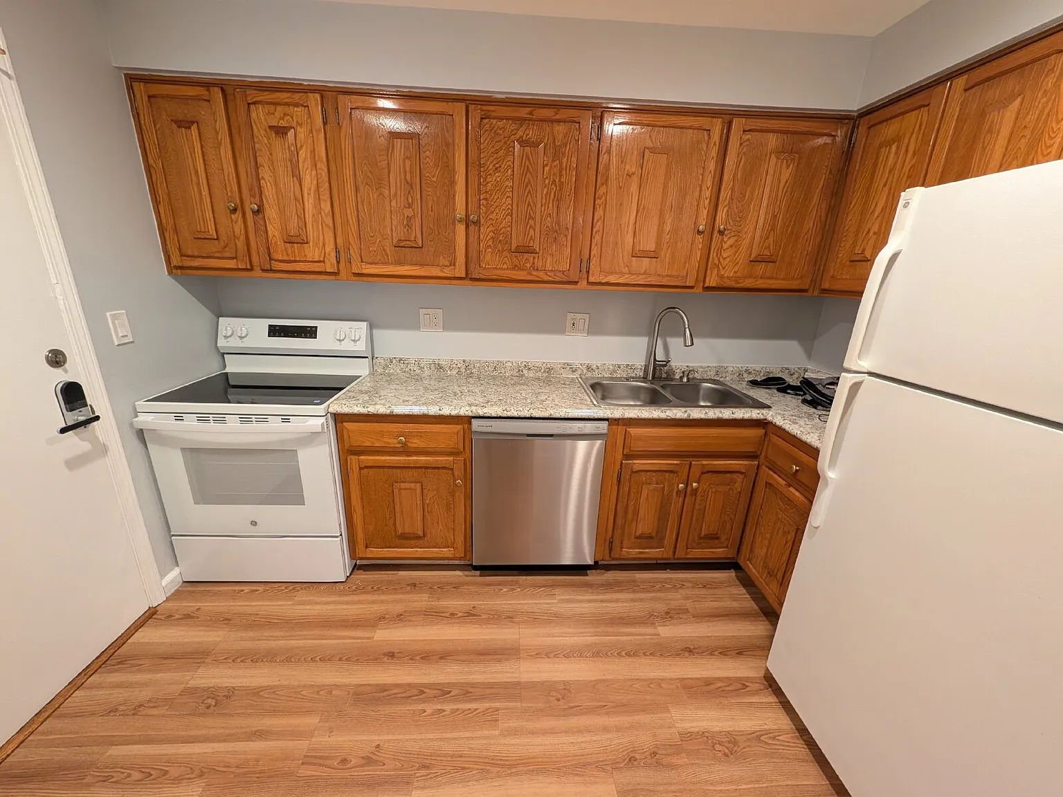 2BR/2BA Condo In-Unit Laundry, Fireplace & Parking — Photo 2