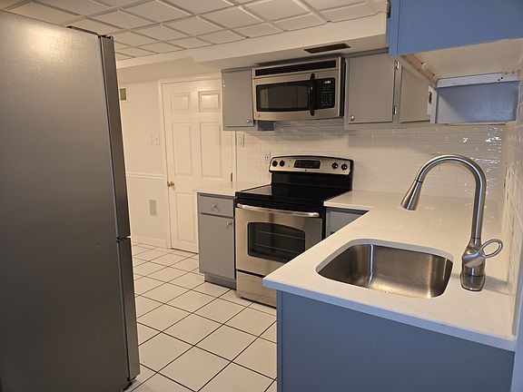 Kitchen (new microwave, new oven/stove, new refrigerator)