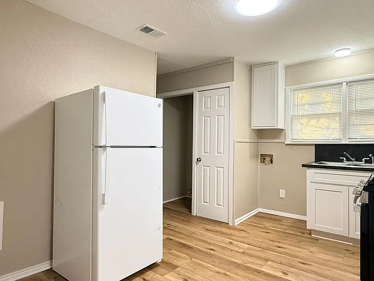 3200 Avenue R — Photo 5