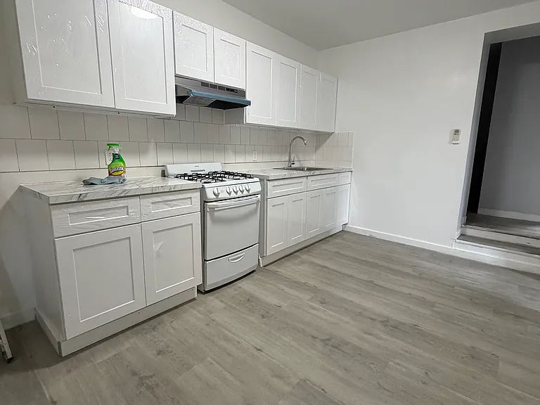 176 Oak St #3R — Photo 4