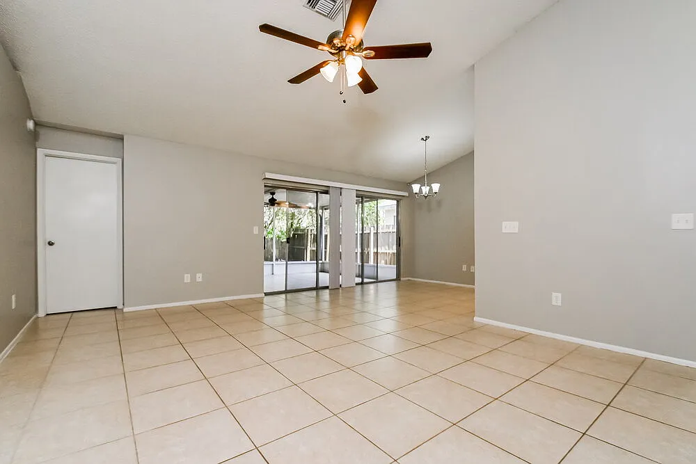 3 bed, 2.0 bath, 1315 sqft, $1,895 — Photo 4