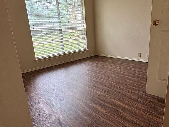 3rd image of 2440 Ravenhurst Dr
