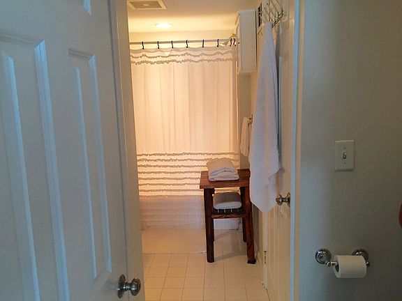 Dual Entry Bath Room