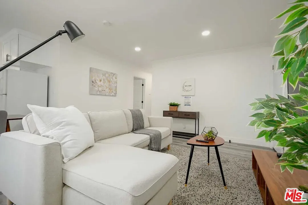 3 bed, 1.0 bath, 1028 sqft, $3,600 — Photo 4