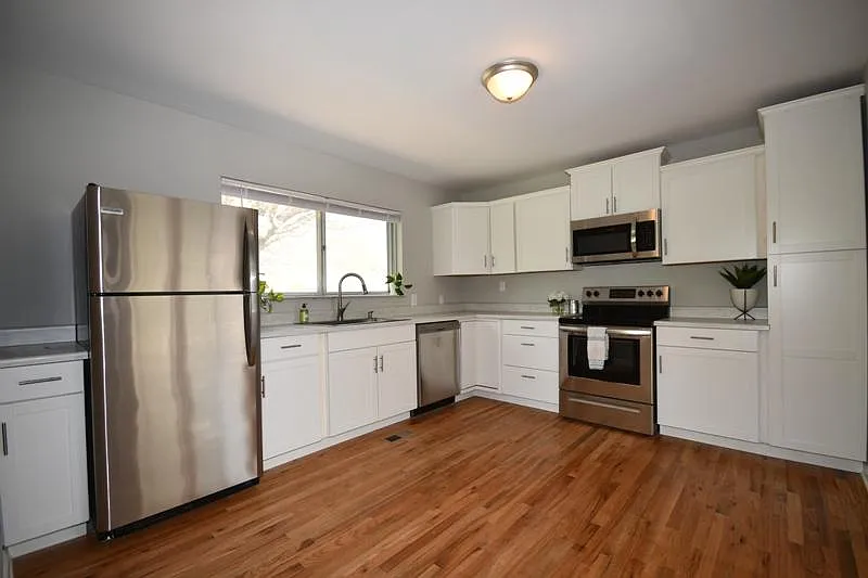 3 bed, 1.5 bath, 1100 sqft, $1,700 — Photo 2