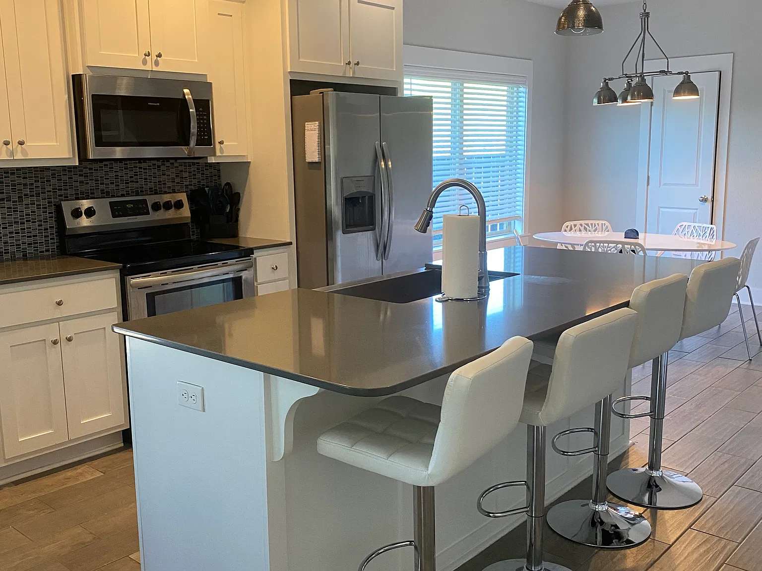 4 bed, 3.5 bath, 1836 sqft, $3,000 — Photo 2