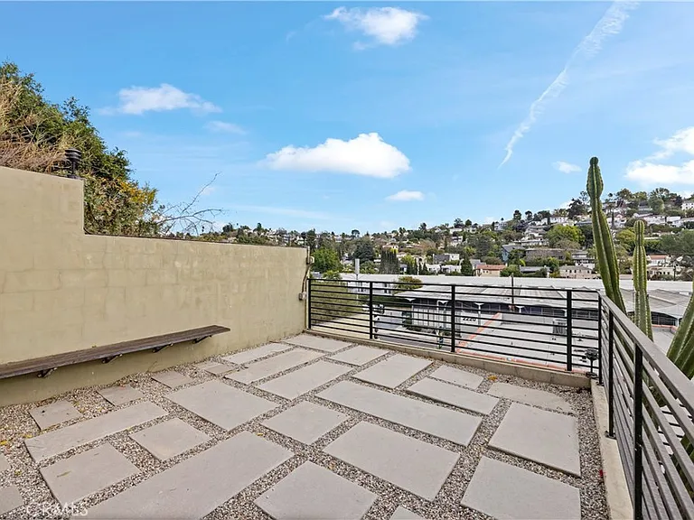 2211 Hyperion Ave — Photo 12