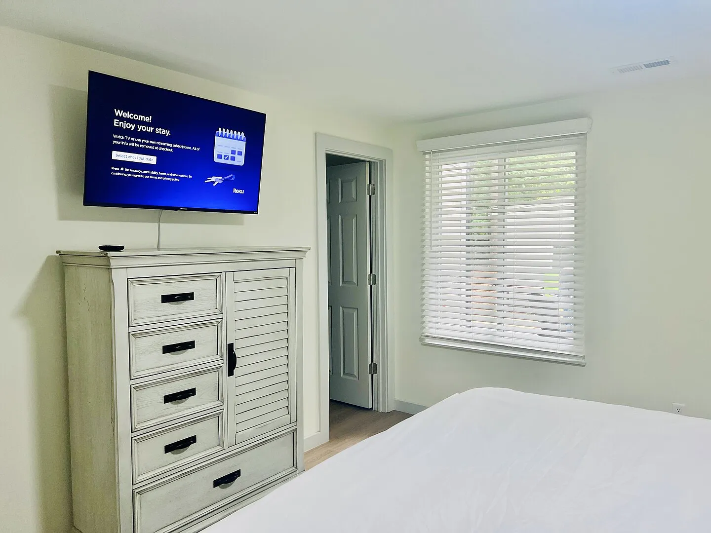 King Bed Retreat — Photo 3