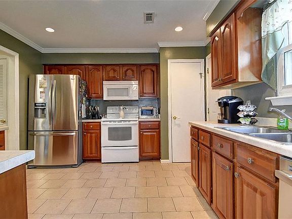 Note the wonderful Refrigerator with indoor Water and Ice.