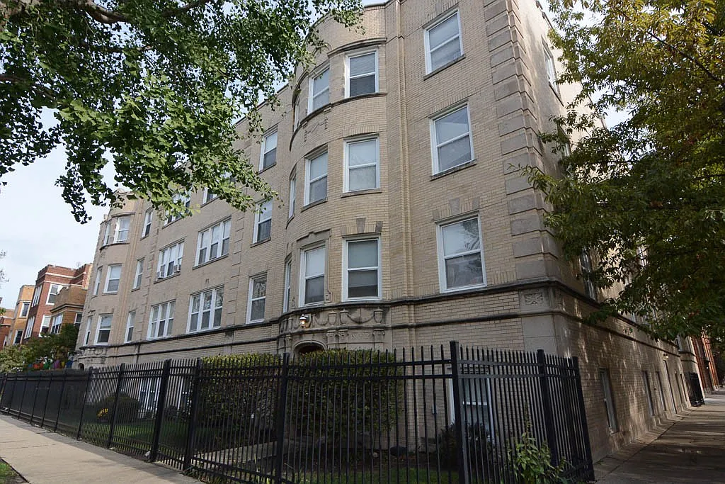 Excellent 2 Bed, 1 Bath at Claremont + Rosemont (Rogers Park) — Photo 1