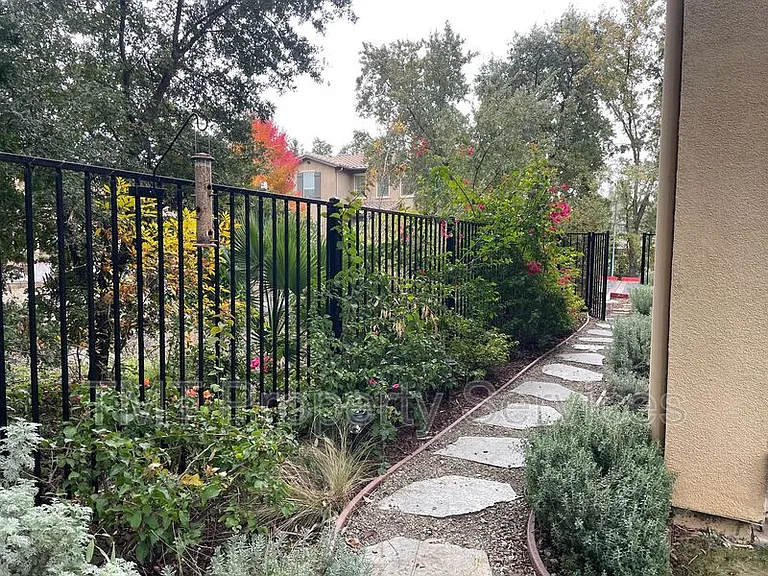 2839 Sevilla Ln — Photo 4