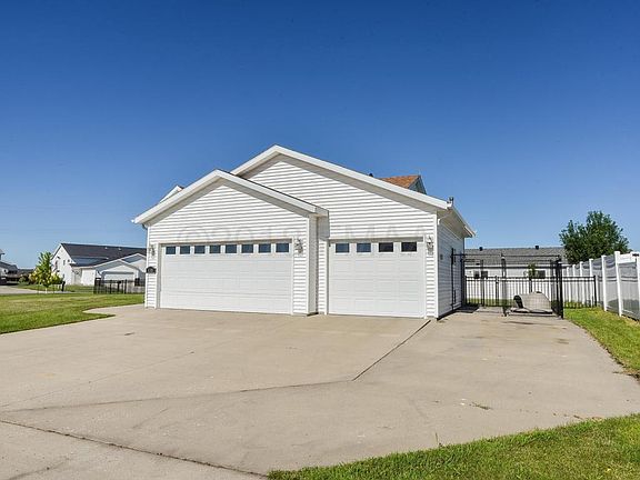 3rd image of 1043 Parkway Ln