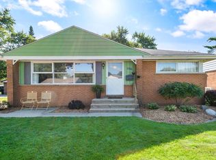 1186 Mohawk Dr, Elgin, IL 60120