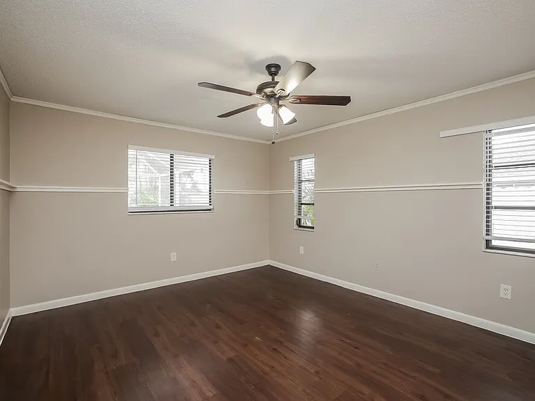 433 SE 13th Pl — Photo 9
