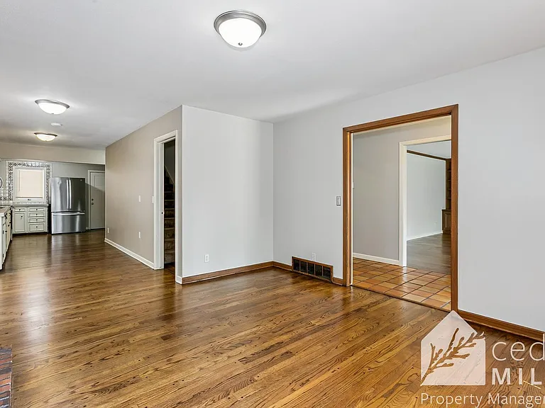 125 S Oakwood St — Photo 8