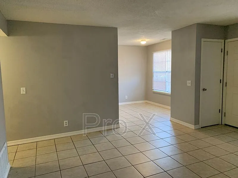 2 bed, 1.0 bath, $725 — Photo 4