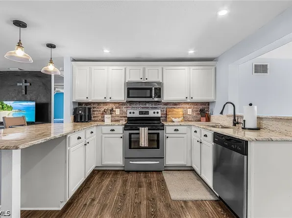 776 Entrada Dr S, Fort Myers, FL 33919