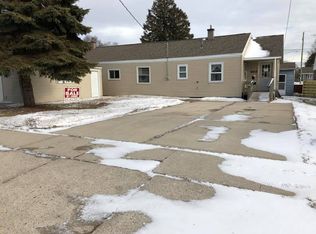 905 S 37th St, Manitowoc, WI 54220
