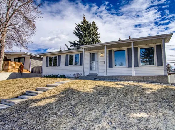 5820 W Dalton Dr NW, Calgary, AB T3A 1C6