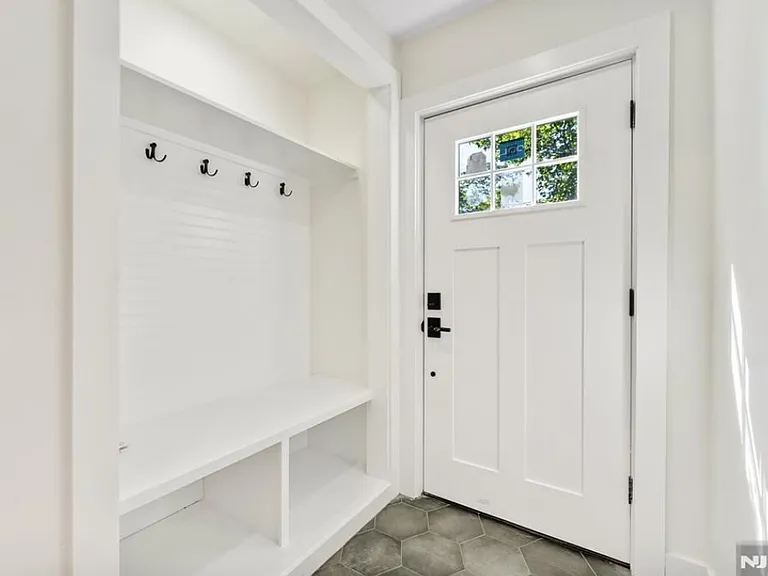 412 Davis Ave — Photo 3