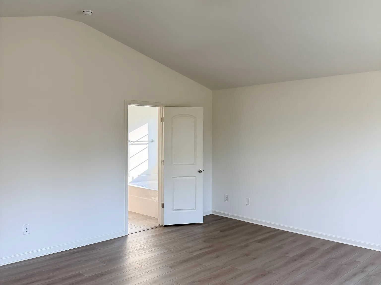 5 bed, 2457 sqft, $2,749 — Photo 3