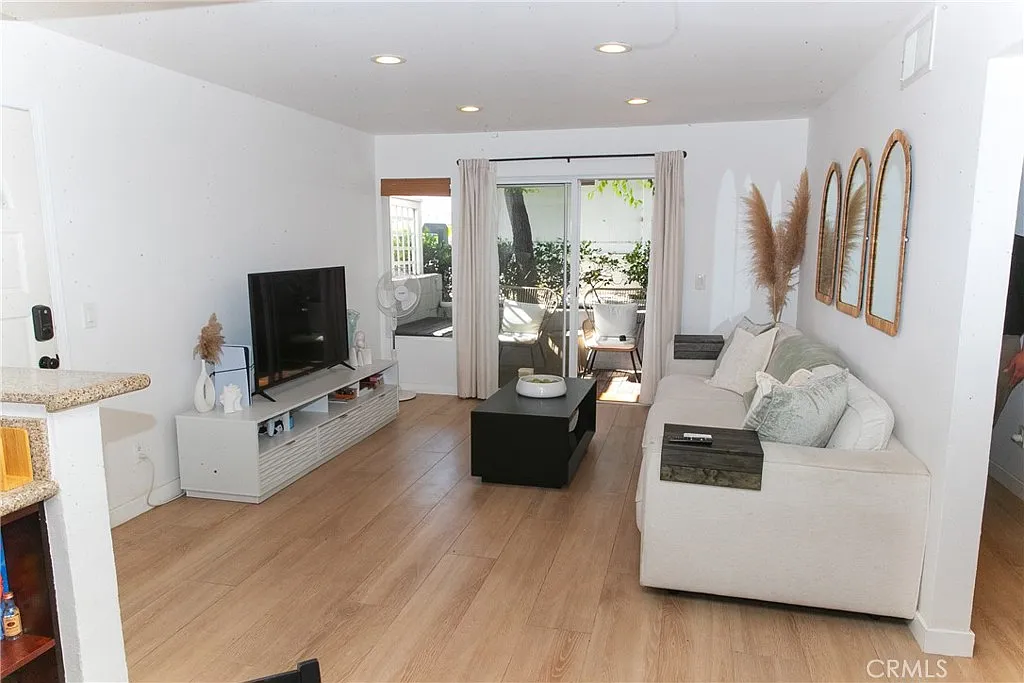 2 bed, 845 sqft, $3,300 — Photo 1