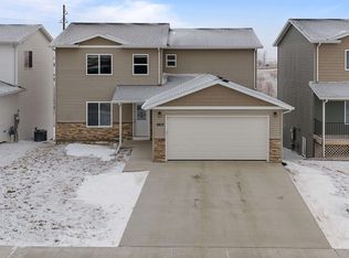 2613 Granite Dr NW, Minot, ND 58703