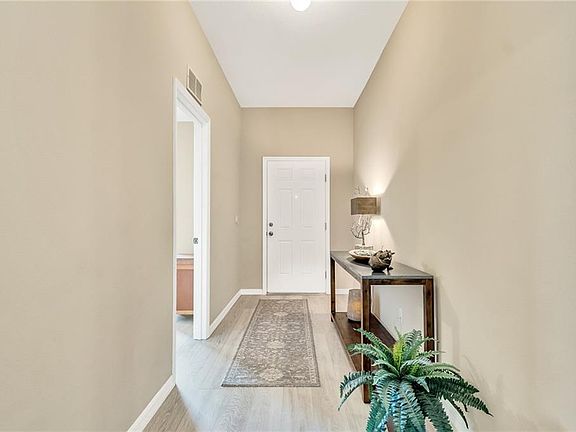 3rd image of 890 Greenleaf Cir