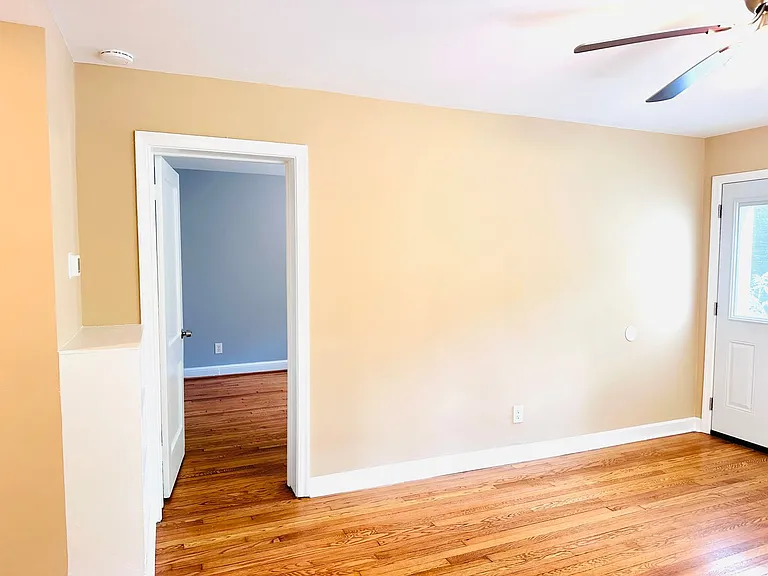 907 Hudson Ave — Photo 10