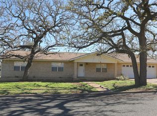 211 Forest Trail Dr, Fredericksburg, TX 78624