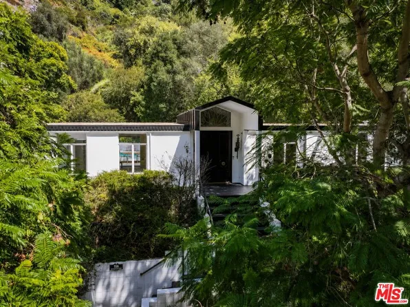 936 Chantilly Rd, Los Angeles, CA 90077