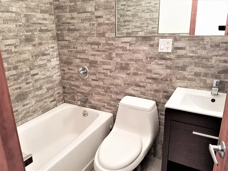 28 Scholes St #2-R — Photo 4