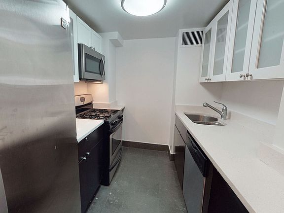 4th image of 301 E 47th St APT 17D