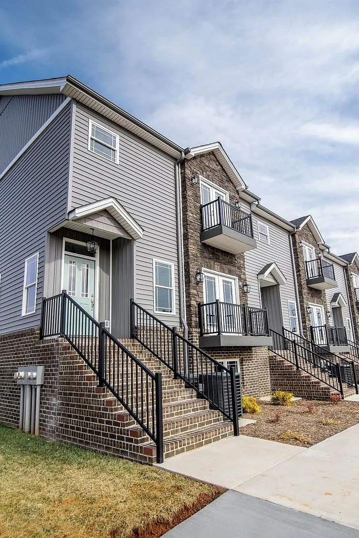 Beautiful 3 Bedroom Townhome in Forest — Photo 1