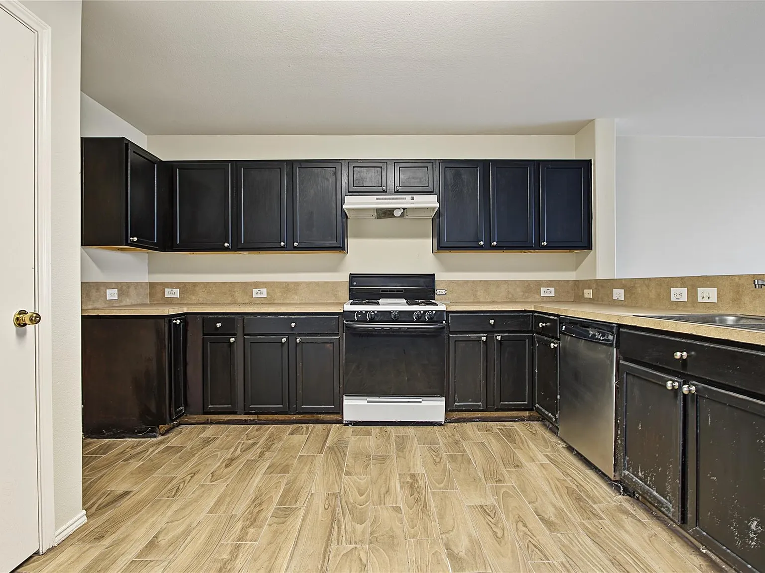 4 bed, 2.5 bath, 2670 sqft, $2,000 — Photo 4