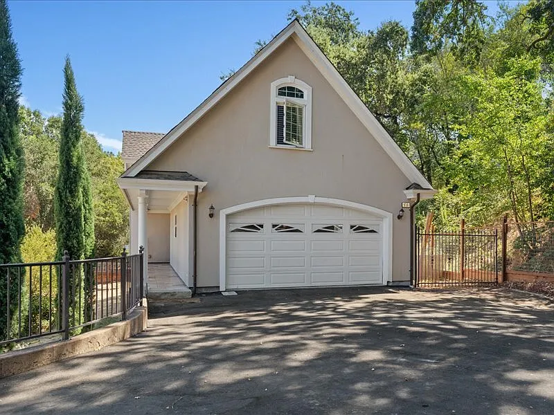 Building Photo - 910 Chanticleer Way