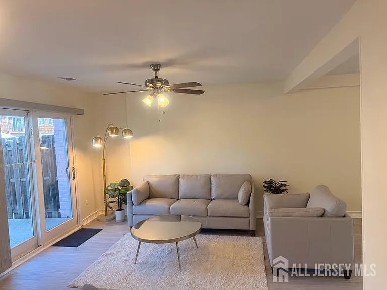 614 W 8th St #2 — Photo 2