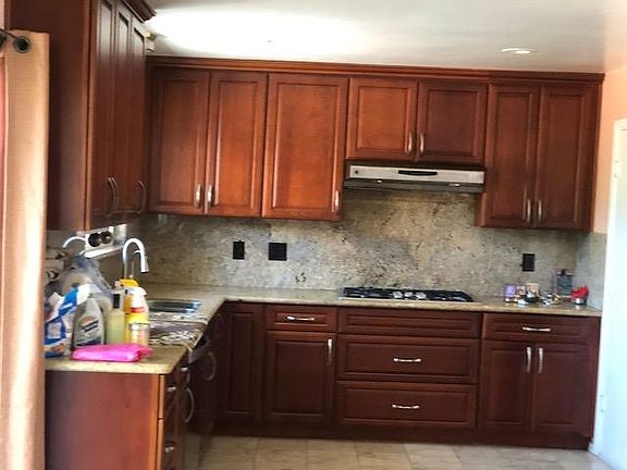 Kitchen- Granite Counter, Gas cooktop