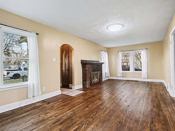 3rd image of 236 Iroquois Ave