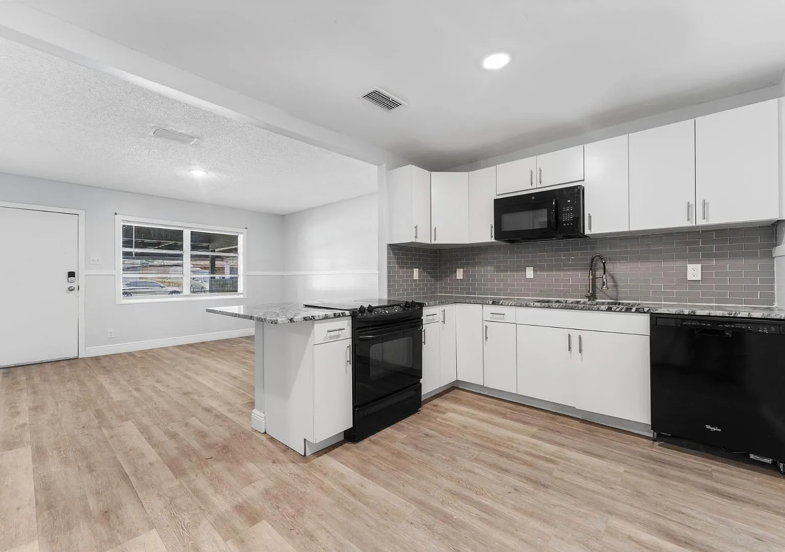 7513 N Cortez St - unit 1 — Photo 1