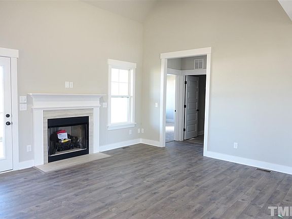 5th image of 367 Farmall Dr
