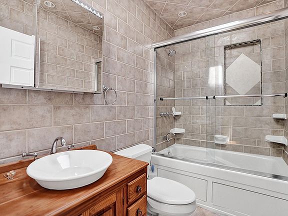 5th image of 1340 NE 16th Avenue