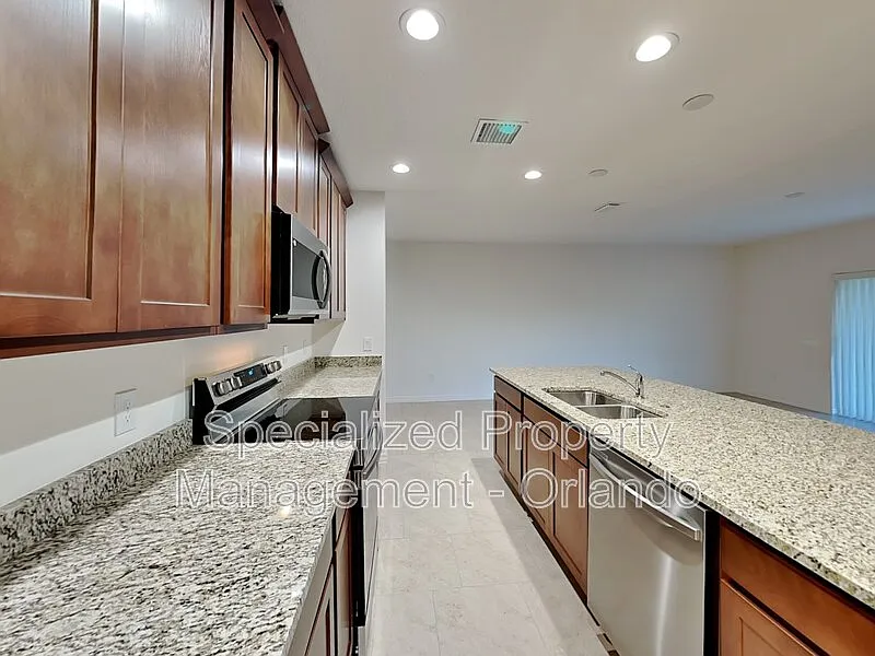 4 bed, 2.5 bath, 2032 sqft, $2,299 — Photo 3