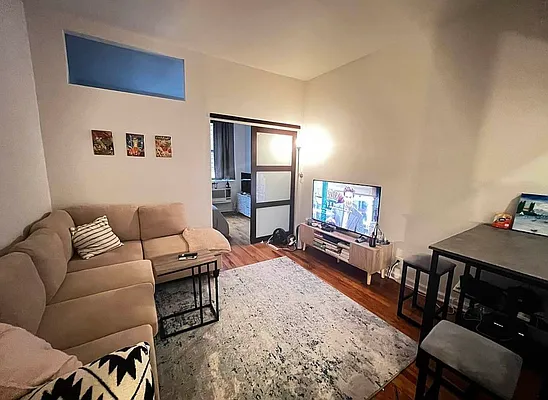 Rented by Salon Realty Corp | media 6