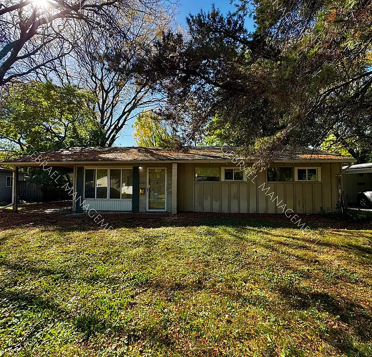1929 Bayberry Ln