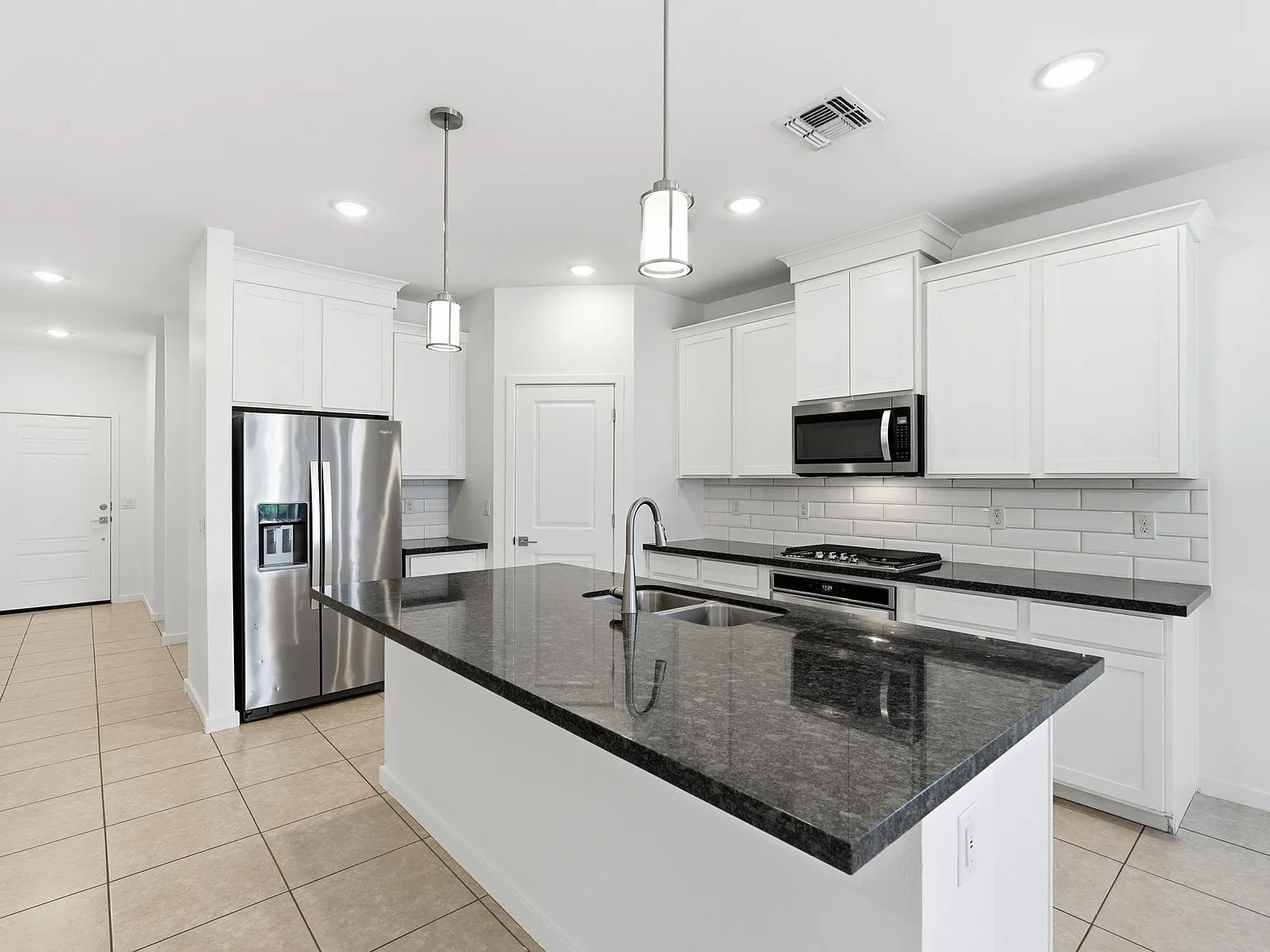 4 bed, 2026 sqft, $2,400 — Photo 3