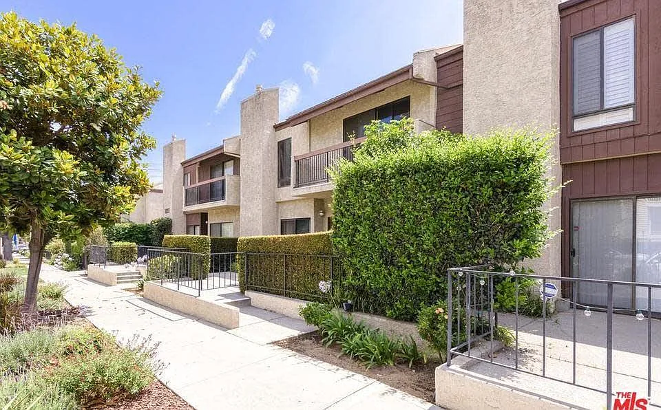 1655 Greenfield Ave #11