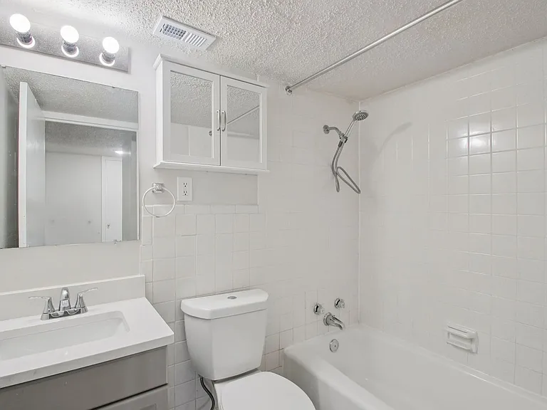 The Regency Apartments — Photo 42