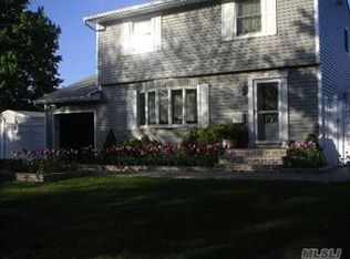 9 Bluegrass Ln, Commack, NY 11725