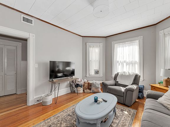 2nd image of 25 Edison Grn APT 1